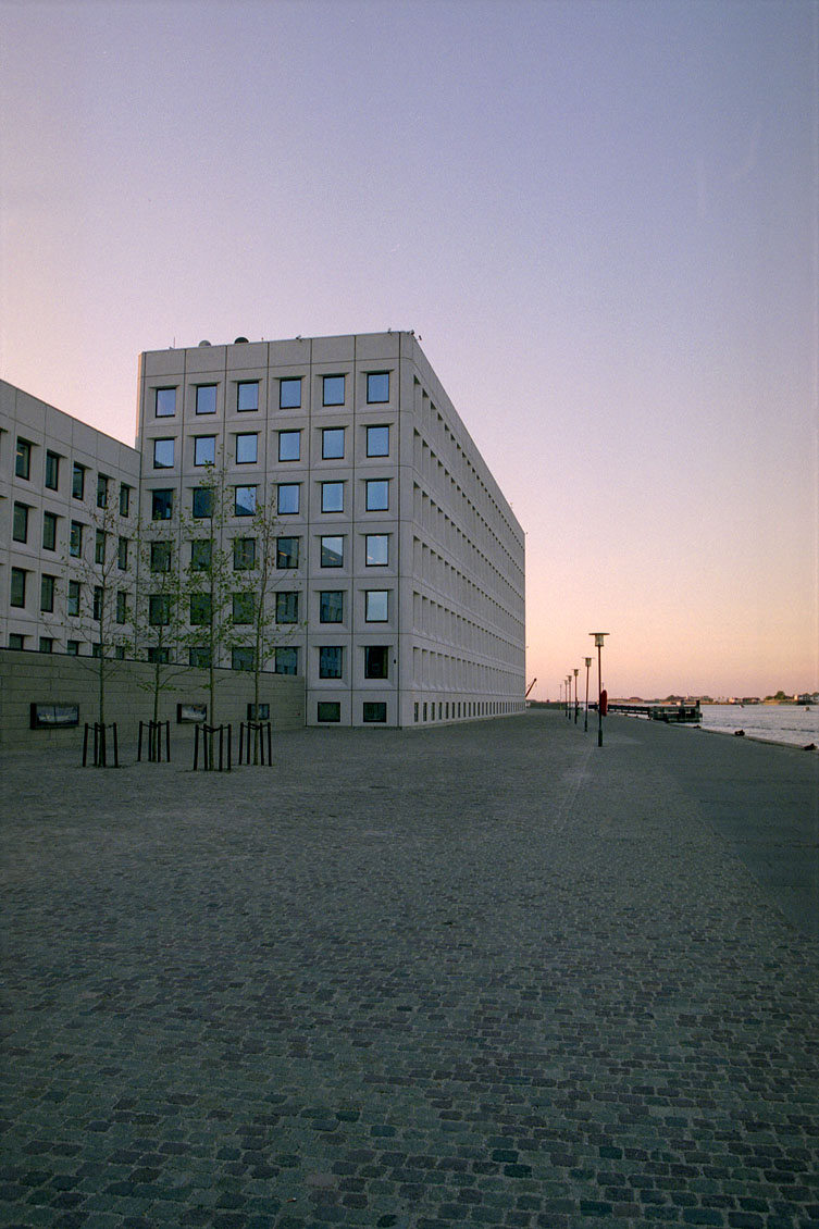 fotka / image budova Maersk, Norsko - z ech a do Kodan