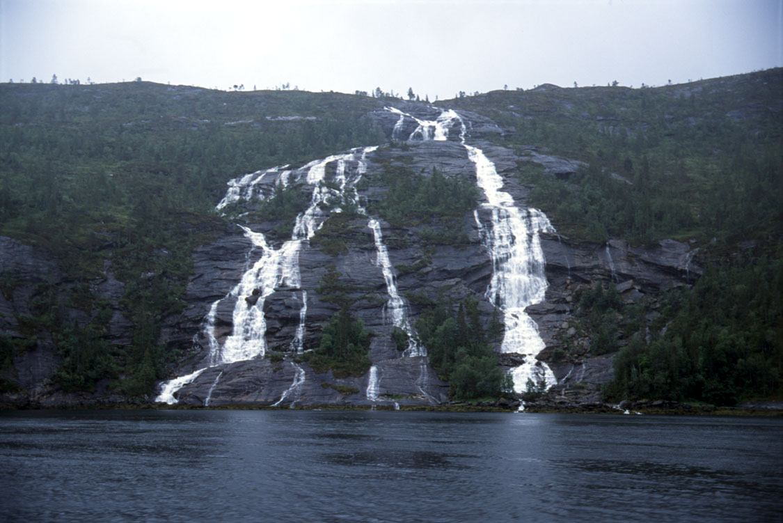 fotka / image vodopdov stna do fjordu, Norsko - z Osla dl na sever