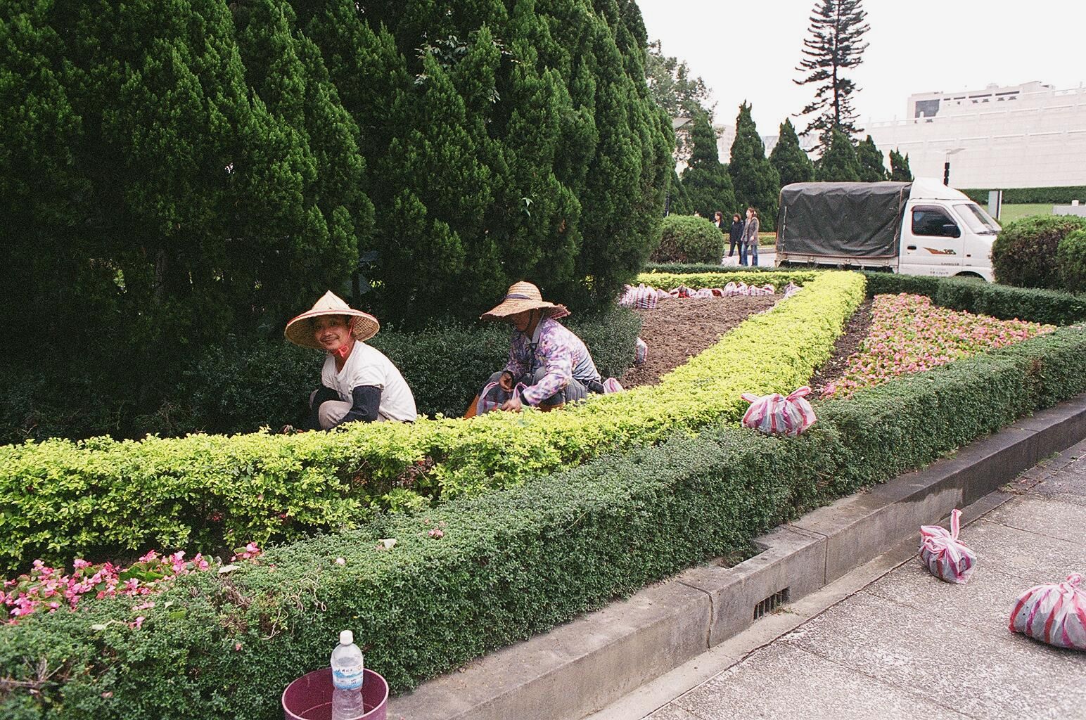 fotka / image zahradnici u Cankajsekova pamatniku, Taipei, Taiwan