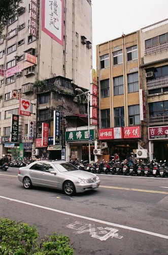 foto / image v Taipei je 2.7E6 lidi a 1E6 skutru