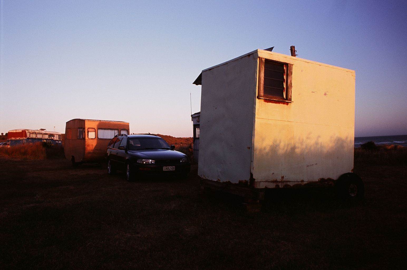 fotka / image informal campsite na Waiia beach, z Aucklandu do Wellingtonu