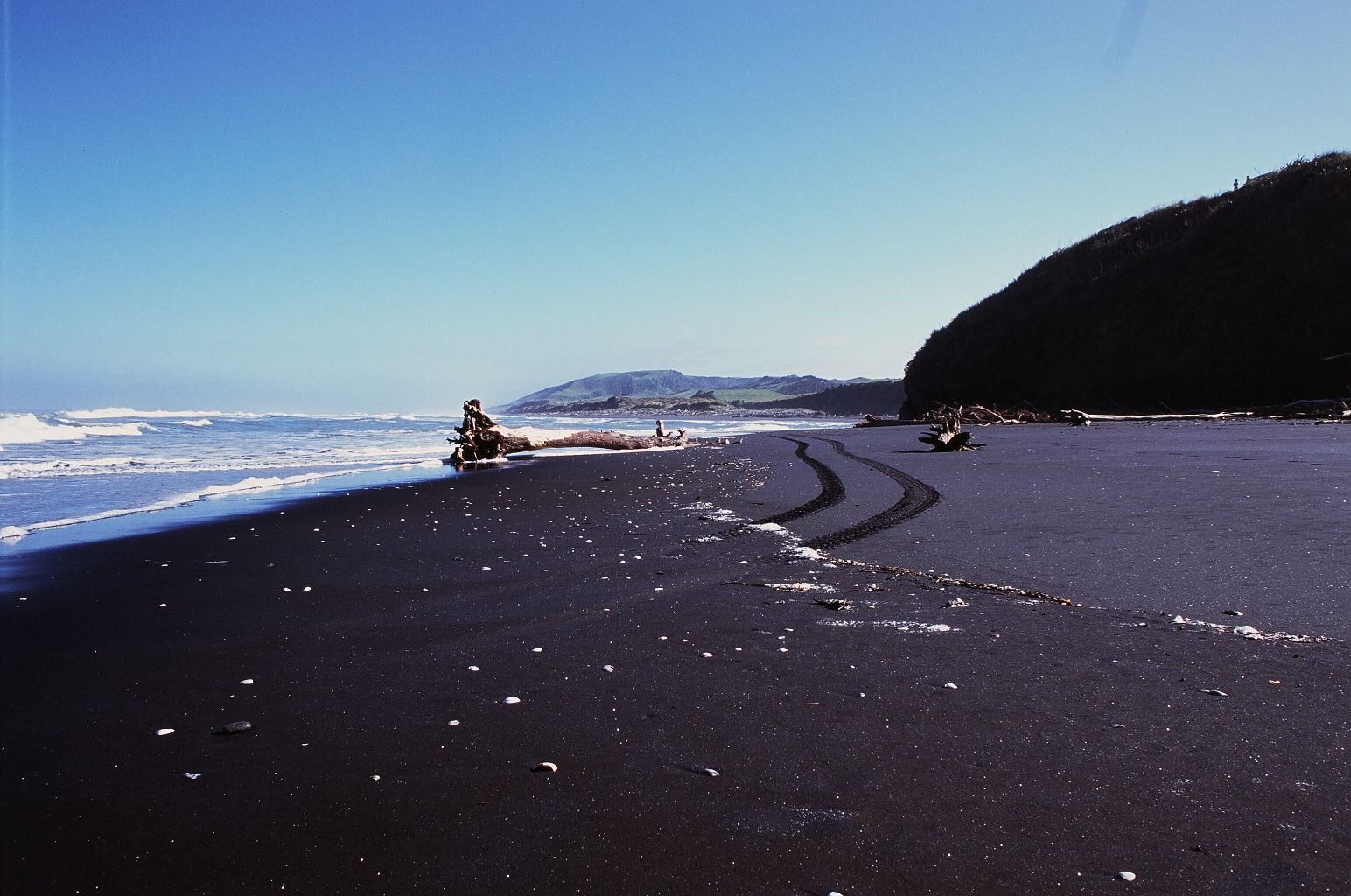 fotka / image cerne plaze Taranaki, z Aucklandu do Wellingtonu