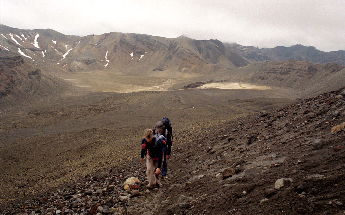 fotka / image lezeme nahoru. vzadu Southern Crater, cestovn s Broou a s Igorom, New Zealand