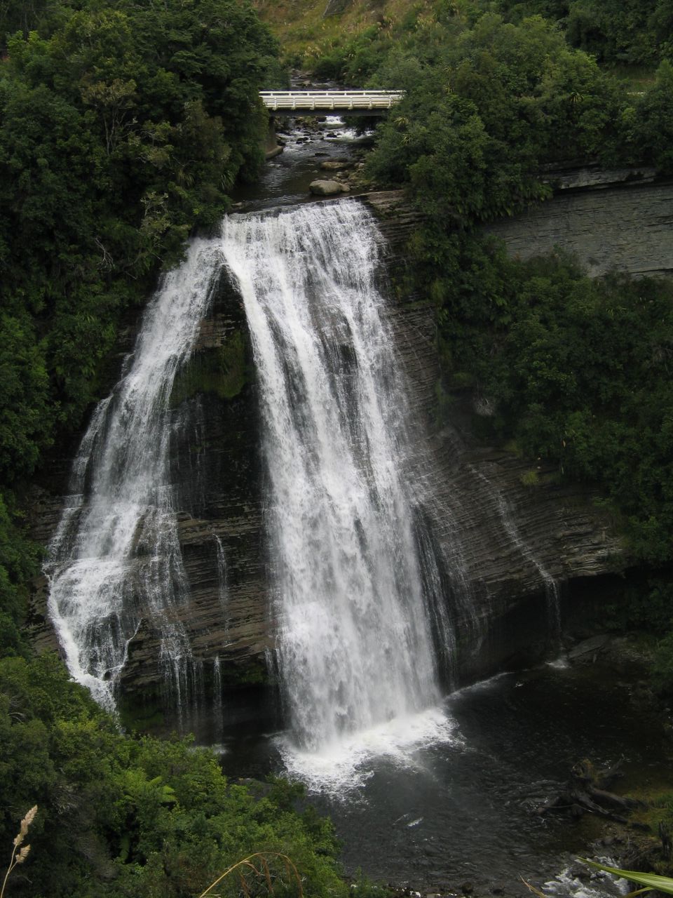fotka / image vodopady u jezera Waikaremoana, New Zealand