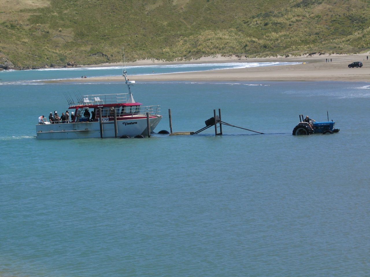 fotka / image Castlepoint: tahani lodi z vody, New Zealand