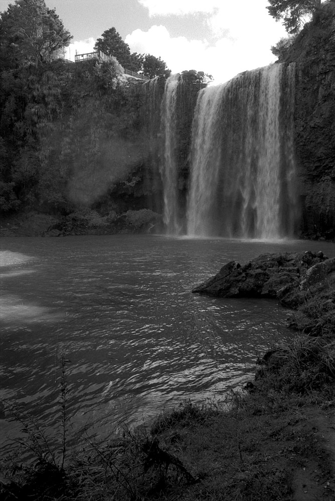 fotka / image vodopady ve meste na severu (Whangarei?), New Zealand, black&white