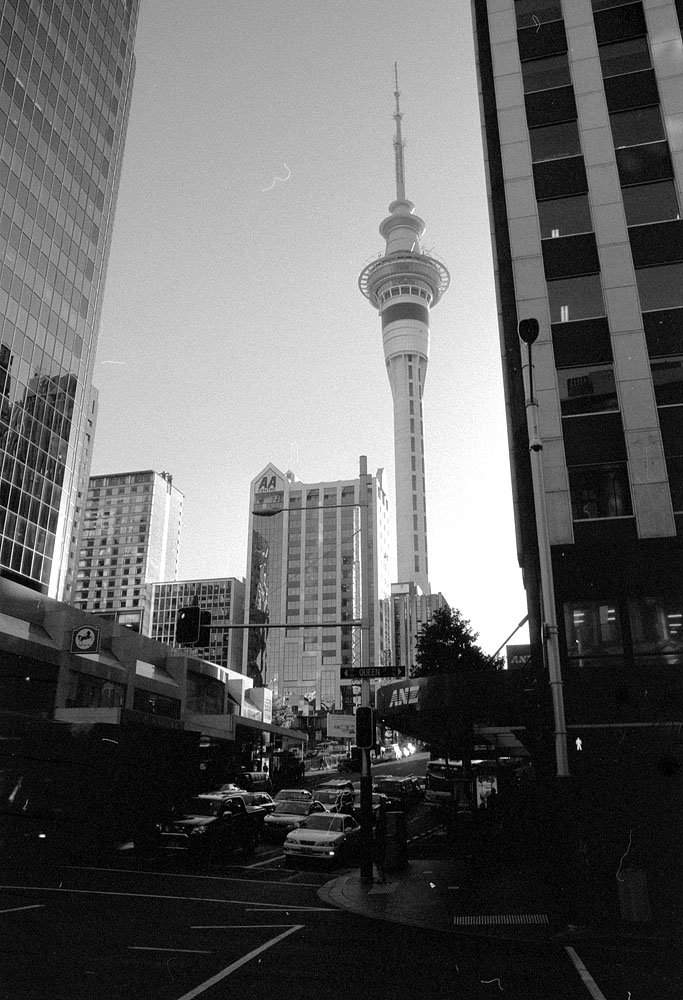 fotka / image Auckland - Sky Tower z Queen St, New Zealand, black&white