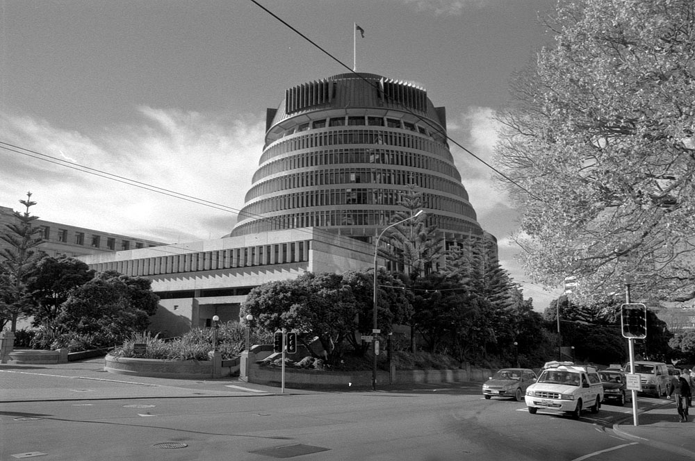 fotka / image Wellington - Beehive (NZ parlament), New Zealand, black&white