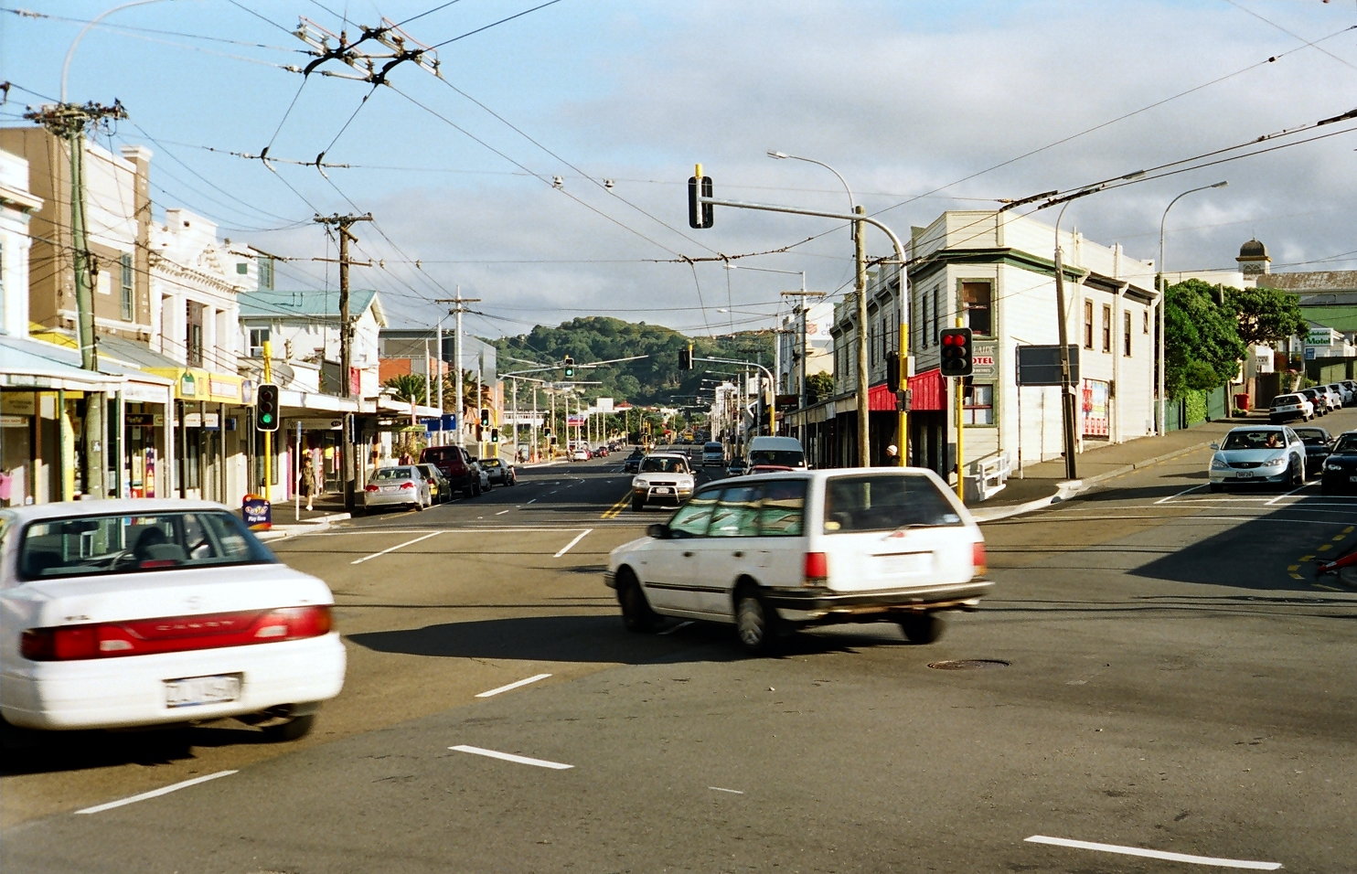 fotka / image Riddiford St do Newtownu, vpravo Adelaide Rd
, prvn dvojrole film prohnan Yashicou M - Wellington, NZ