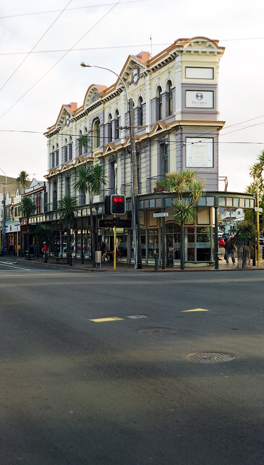 fotka / image Riddiford St v Newtownu
, prvn dvojrole film prohnan Yashicou M - Wellington, NZ